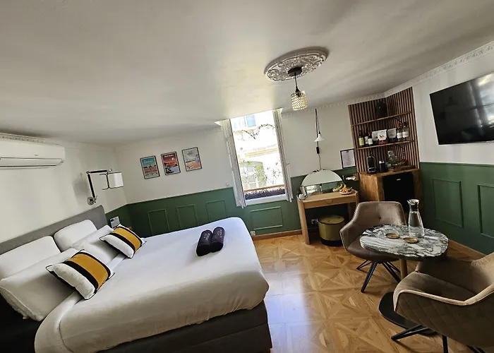 Alojamento de Acomodação e Pequeno-almoço La Belle Endormie French 4*