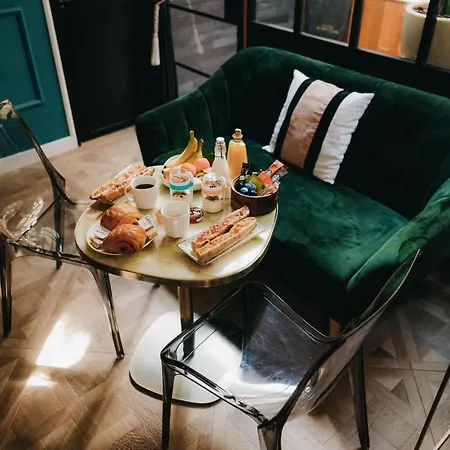 לינה וארוחת בוקר La Belle Endormie French בורדו